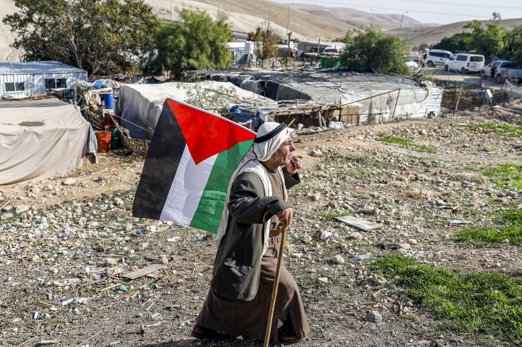 Palestino camina con una bandera
