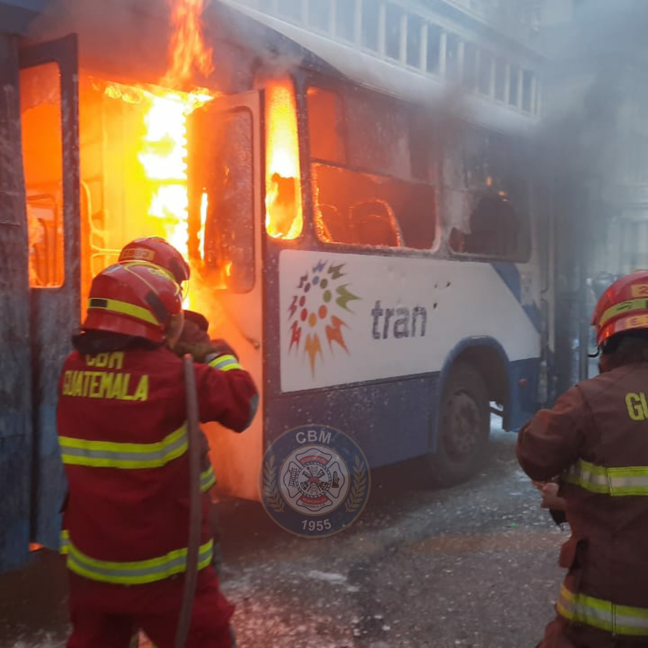 queman Transurbano cerca de plaza de la Constitución
