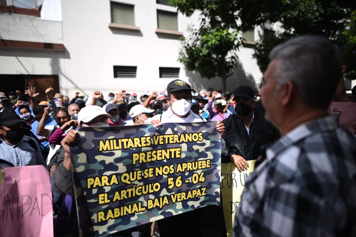 Veteranos militares exigen resarcimiento al presidente, Alejandro Giammattei.