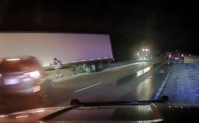 Hombre se salva de ser atropellado en carretera de Nebraska