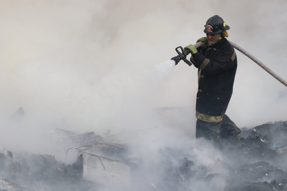 Bomberos Voluntarios combaten incendio en vertedero de Villa Nueva