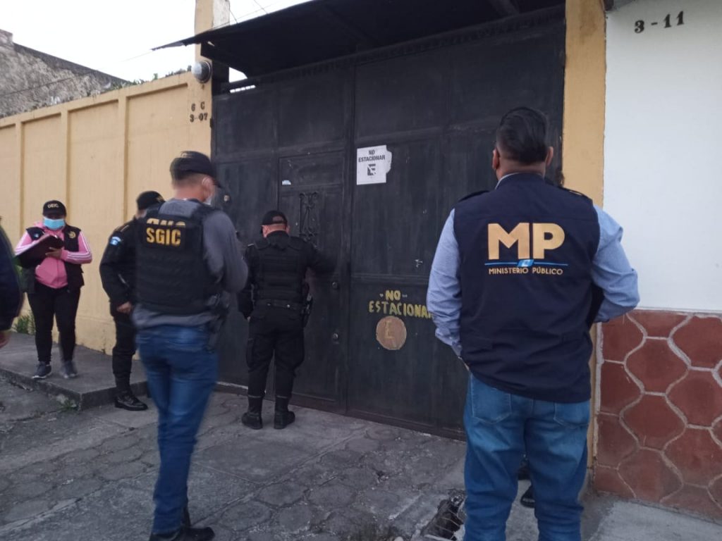 allanamientos en Mixco para capturar a abogado por adopción irregular