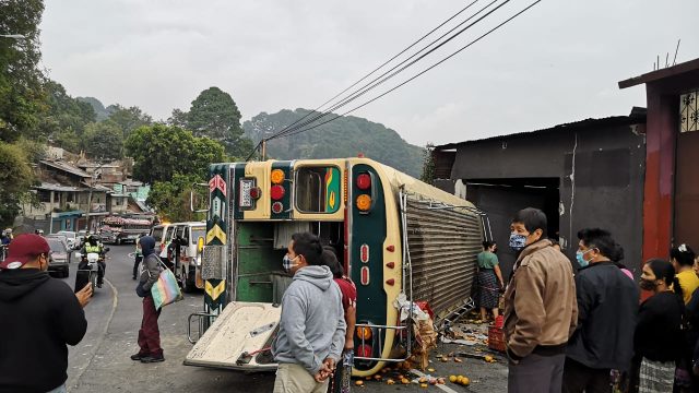 Bus extraurbano vuelca en ruta a San Juan Sacatepéquez