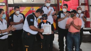 Olvin López, de 10 años, fue nombrado como bombero voluntario honorario.