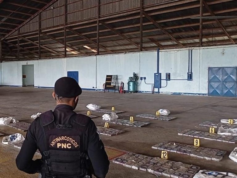 Decomisan 401 paquetes de cocaína en aeronave accidentada en Petén