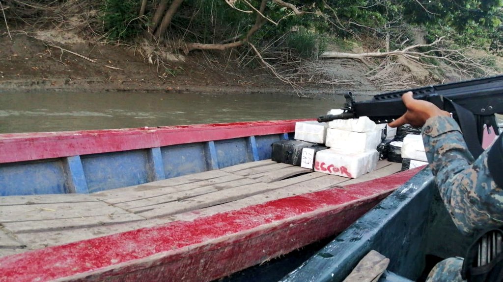 Ejército localiza embarcación con posibles ilícitos en Petén