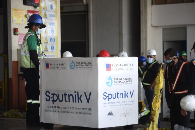 Flores anuncia ingreso de segundo lote de vacunas Sputnik