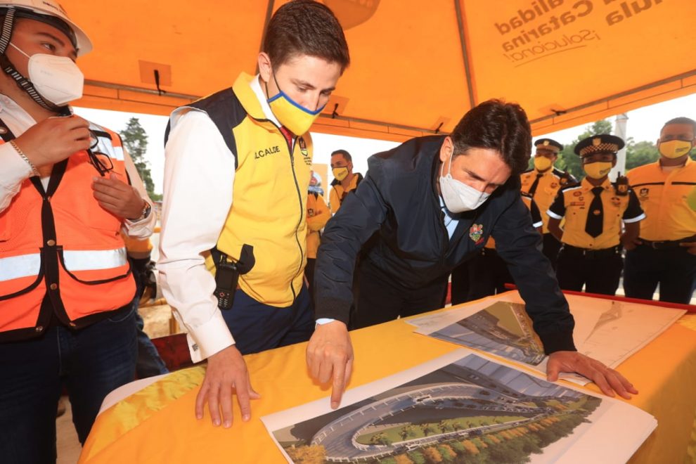 Sebastián Siero y Ricardo Quiñónez, alcaldes de Santa Catarina Pinula y de Guatemala, respectivamente, supervisan trabajos de paso a desnivel.
