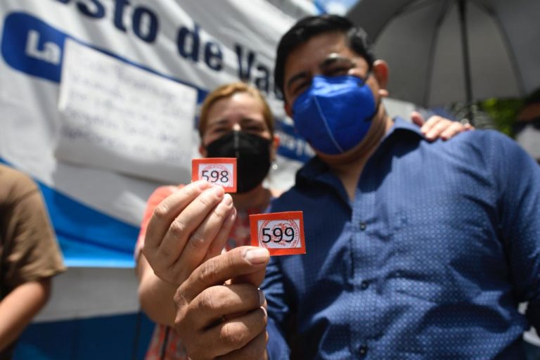 Covid-19: vacunan a mayores de 40 años en centro Alida España