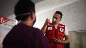 Voluntarios de la Cruz Roja Guatemalteca utilizan mascarillas inclusivas