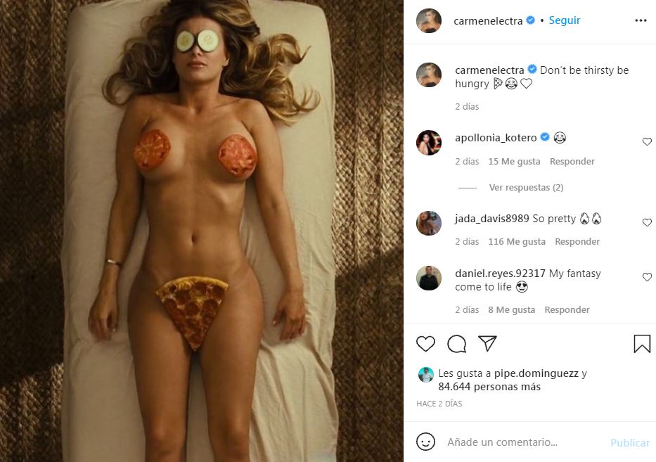 Destrozan a Carmen Electra por tapar con comida sus partes íntimas