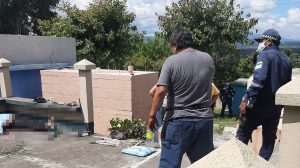 Mujer es asesinada en cementerio de Monjas, Jalapa