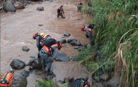 Continúa búsqueda niña de tres años que cayó a río en Suchitepéquez