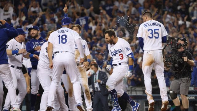 Chris Taylor celebra homerun con los Dodgers