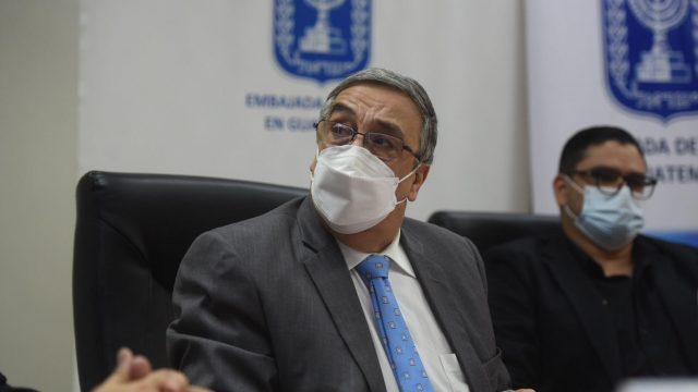 embajada de Israel dona mascarillas a Guatemala