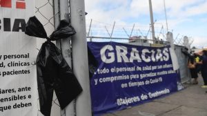 manifestantes colocan moñas negras en el hospital temporal del Parque de la Industria