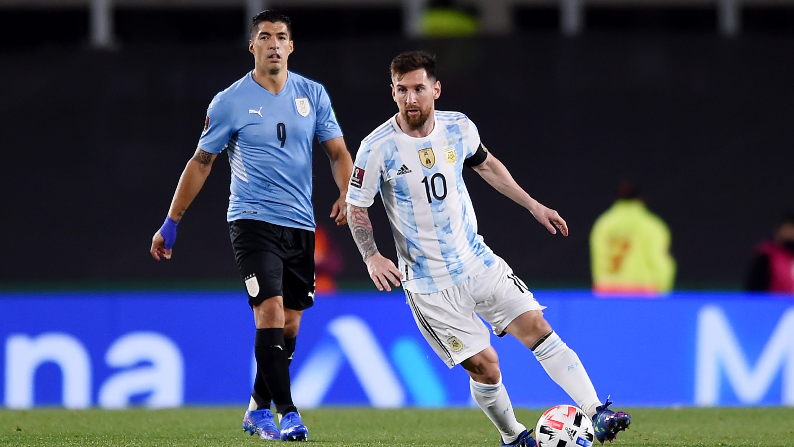 Сша уругвай счет. Луис Суарес Уругвай. Суарес Аргентина. Messi Argentina.