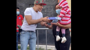 alcalde de Mixco, Neto Bran, entrega juguetes a niños por Navidad