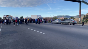 Pobladores bloquean el paso en la Cumbre de Alaska