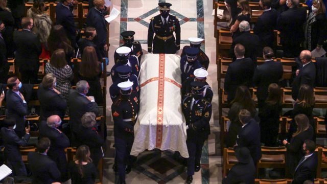 Funeral de Bob Dole, una de las personalidades que murió en 2021