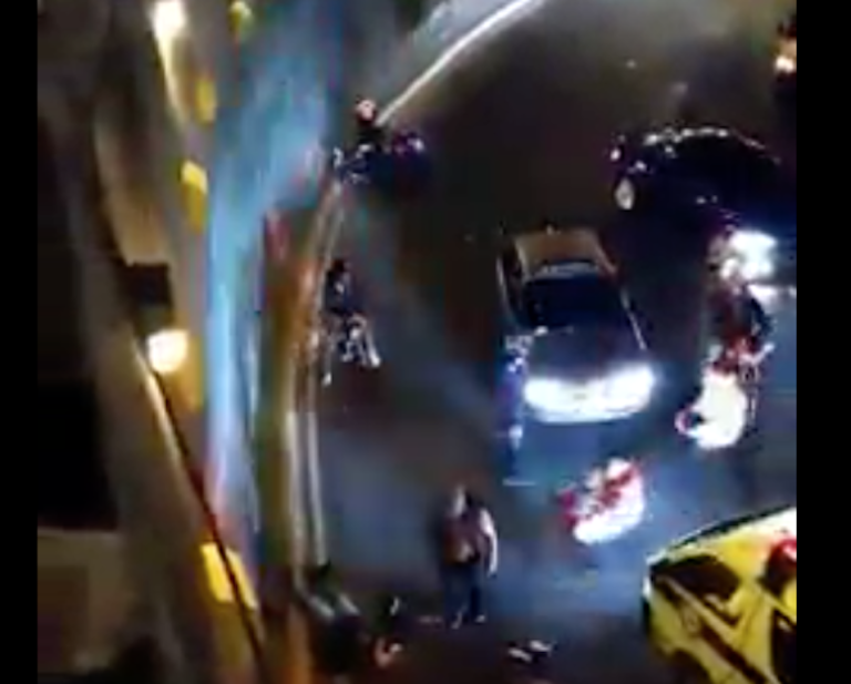 VIDEO. Dos hombres en moto caen de lo alto del paso a desnivel en zona 1