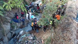 Bus cae a barranco en Sumpango, Chimaltenango
