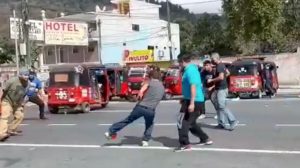 Conductores de tuk tuk juegan futbol mientras realizan bloqueo