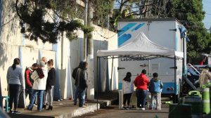 personas buscan realizarse pruebas de Covid-19 en laboratorio en el mercado El Guarda