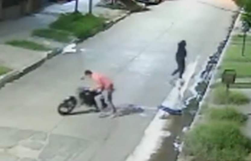 Vecinos golpean a motoladrón en Argentina