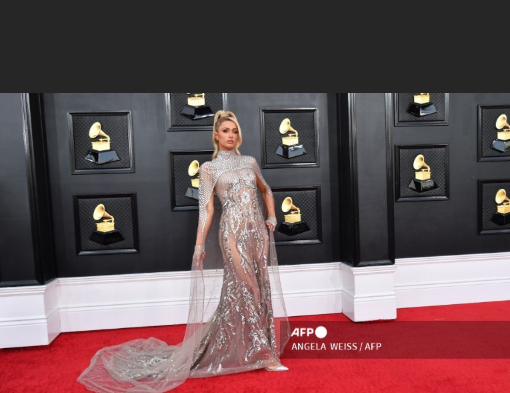 Paris Hilton llega sin ropa interior y en transparente a los Grammy