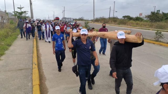 Realizan el "Viacrucis de migrantes" en Coatzacoalcos, Veracruz