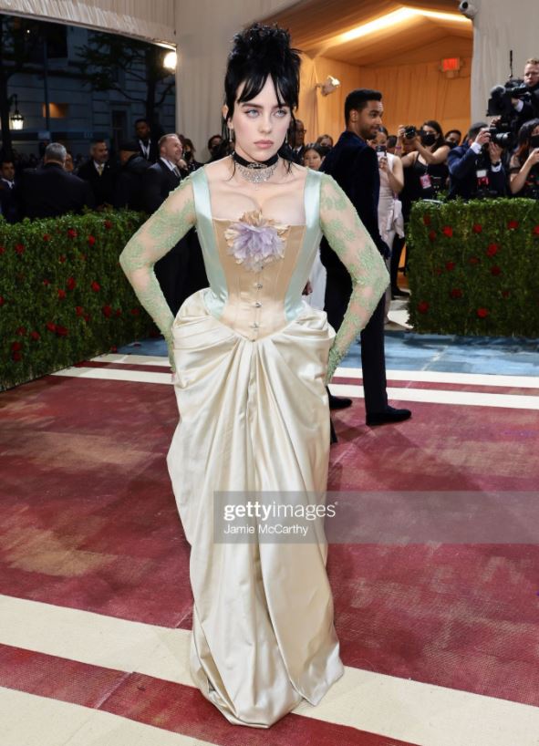 ¡Irreconocible! Billie Eilish presume sus grandes atributos en la Met Gala