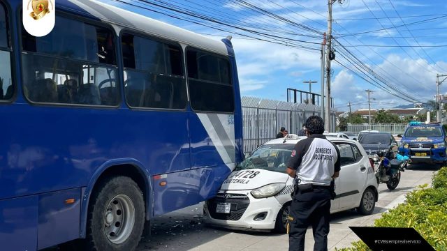 Dos personas heridas por choque de bus y taxi en la zona 16