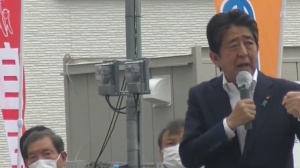 En pleno mitin, le disparan al exprimer ministro japonés, Shinzo Abe