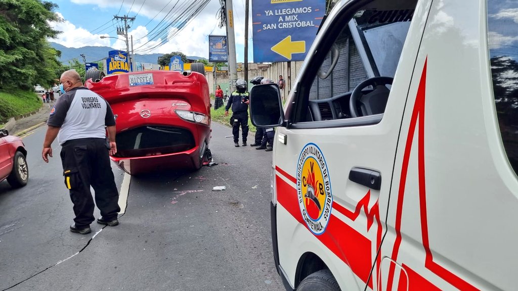 Un automóvil rojo terminó volcado en el bulevar San Cristóbal, zona 8 de Mixco. 