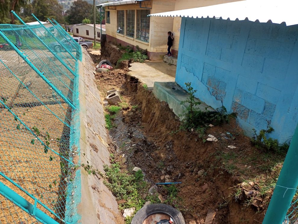 olapso de muro de la Escuela Oficial Rural Mixta -EORM- ubicada en aldea Talmiche, Huehuetenango.