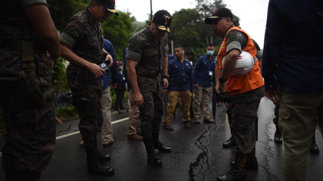 Supervisan grietas en km 11.5 de carretera a El Salvador