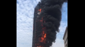 Incendio en rascacielos en China