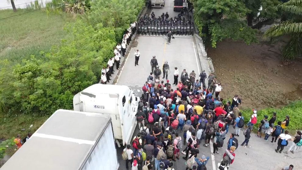 Migrantes son interceptados sobre el puente Motagua, en Izabal